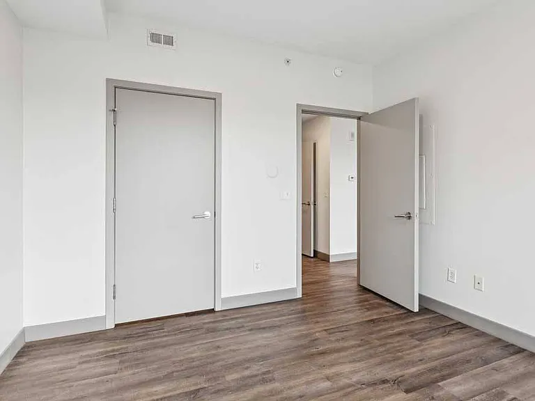 Midtown Crossing Apartments — Photo 59