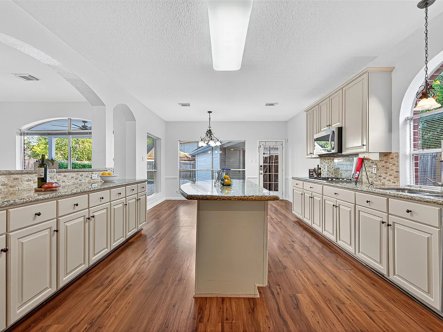 4 bed, 3.5 bath, 3597 sqft, $3,500 — Photo 3