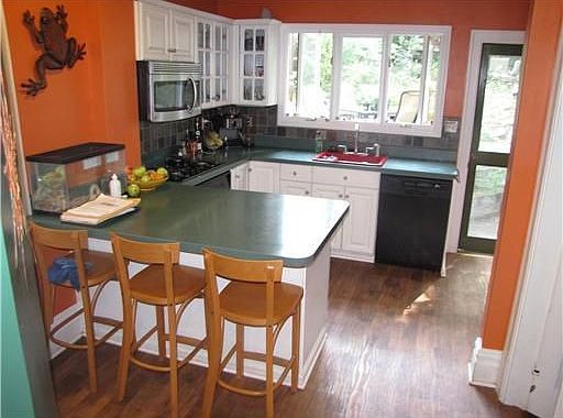 Bright Kitchen w/Island Seating!