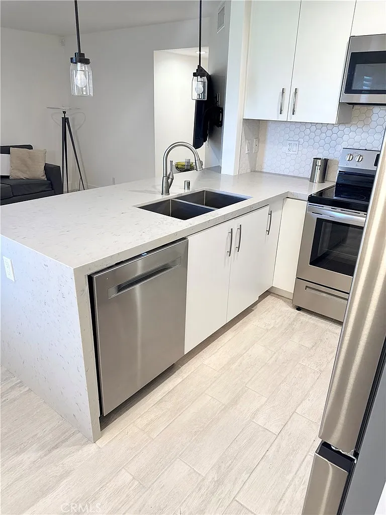 2 bed, 912 sqft, $2,600 — Photo 2