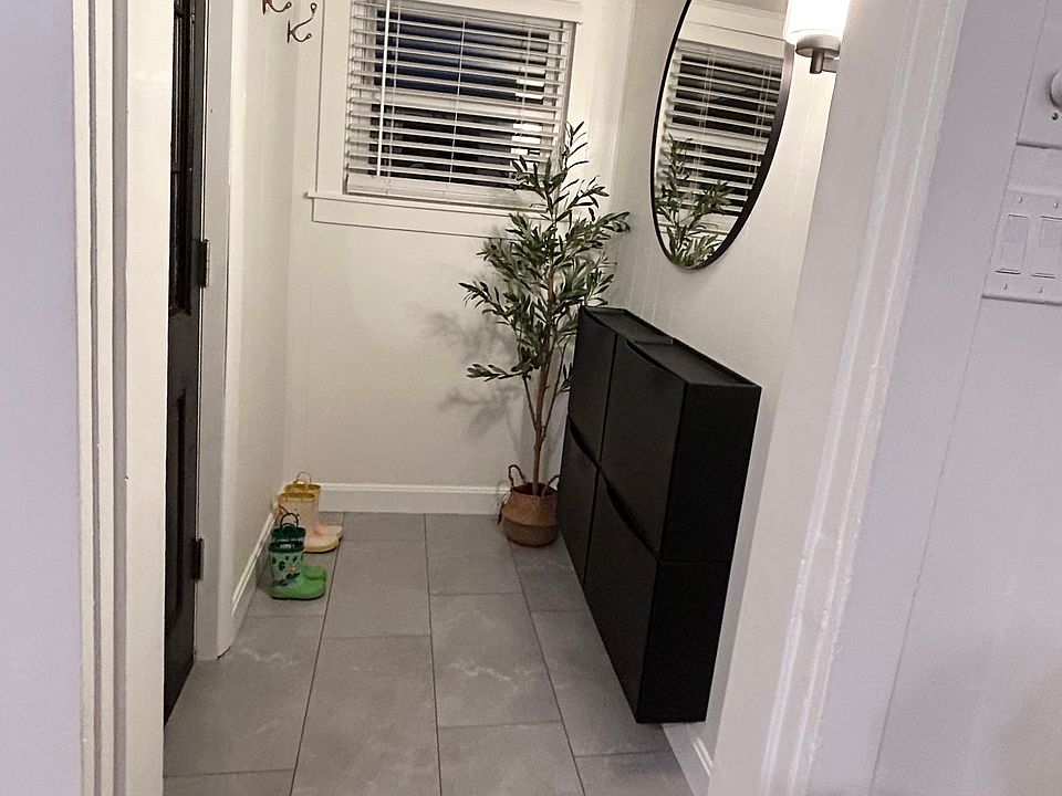 Entry way - Mudroom