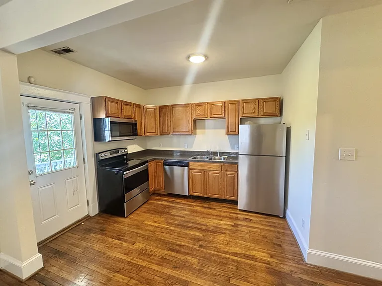 1514 Bainbridge St #B — Photo 3