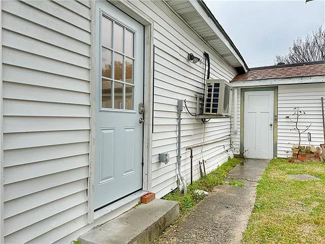 4500 Banks St — Photo 2