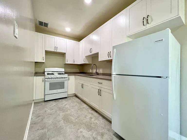 1426 N Edgemont St #12-1/2 — Photo 6