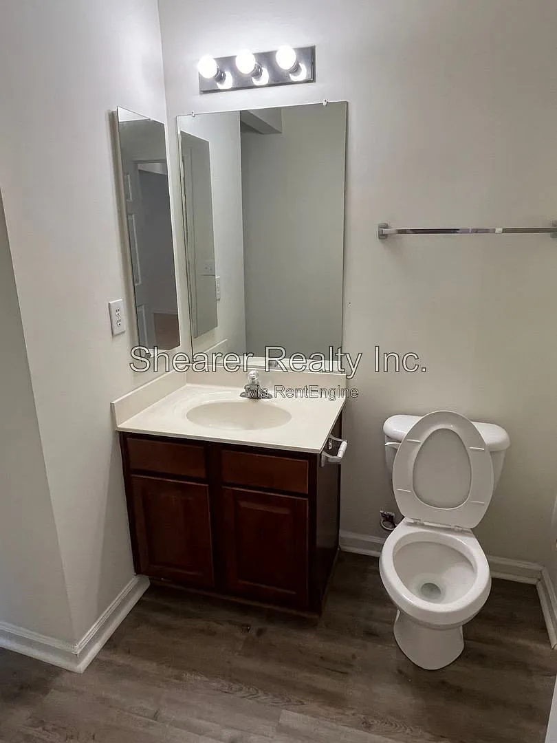 3 bed, 3.5 bath, 2220 sqft, $2,200 — Photo 4