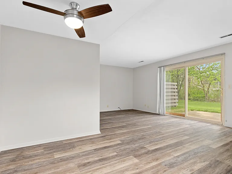 6205-6207 N Northmoor Ct — Photo 11