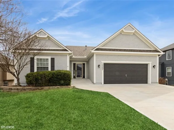 12205 Pine Valley Dr, Kansas City, KS 66109