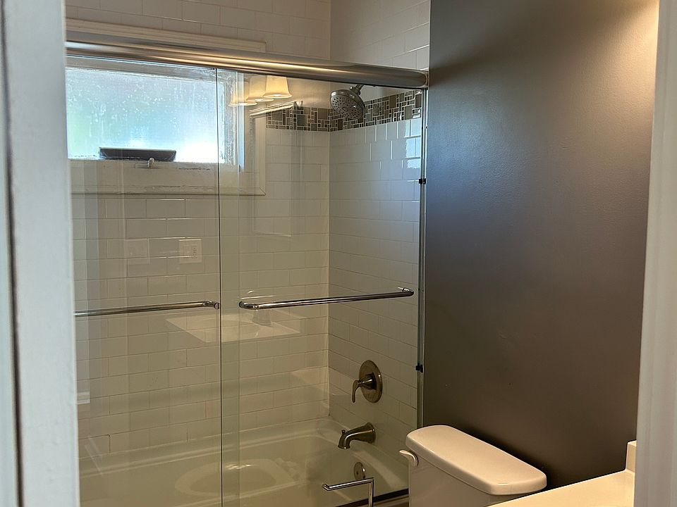 1st image of 3541 Parkview Dr