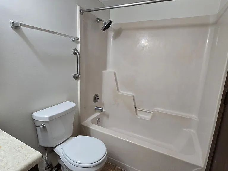 125 Albany Dr — Photo 5