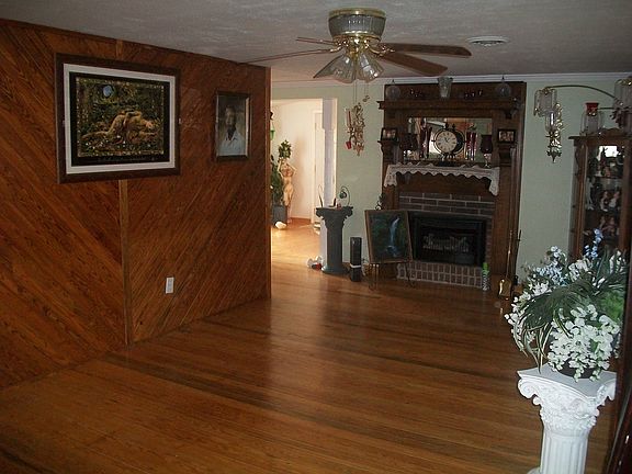 Living room w/fireplace