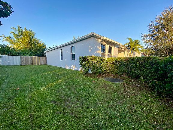 5th image of 555 SW Inez Ct