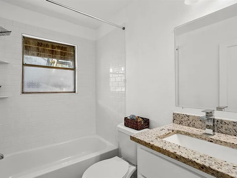 301 E 33rd St #8 — Photo 5