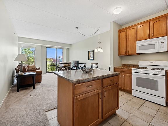 4th image of 2335 W Belle Plaine Ave APT 413