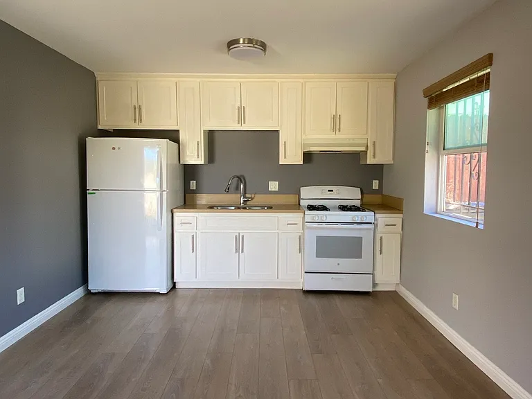 824 W 110th St — Photo 3