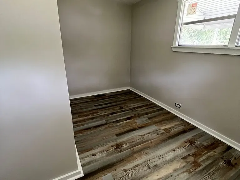 304 Queens Rd — Photo 16
