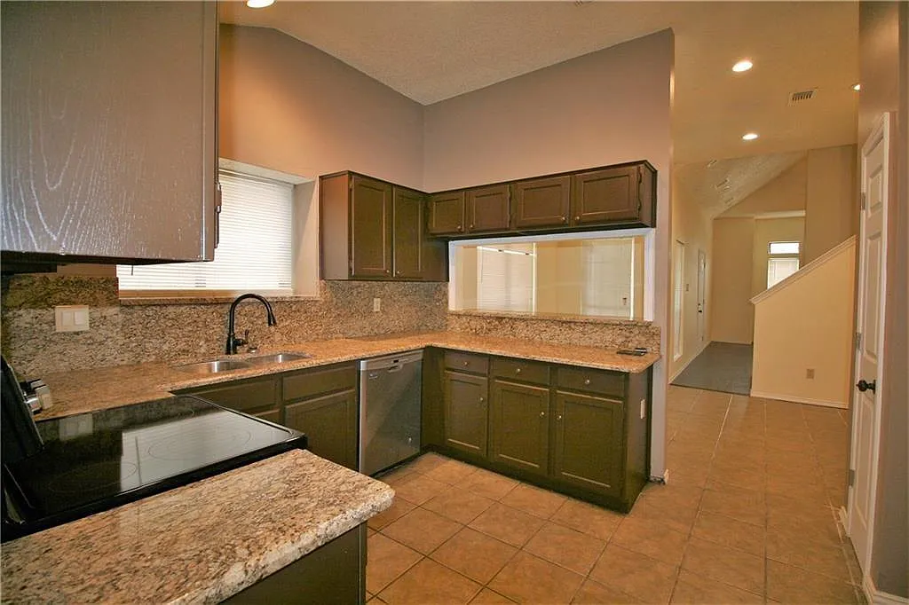 4 bed, 2.5 bath, 2086 sqft, $2,550 — Photo 4