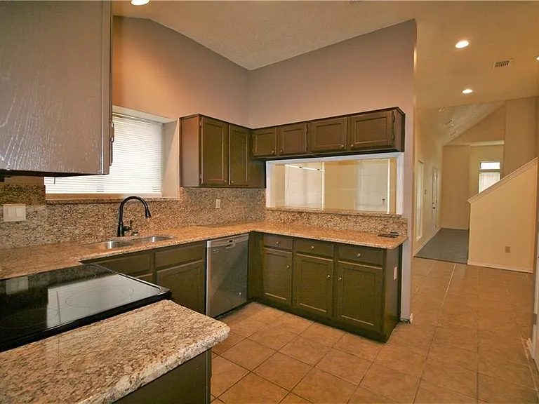 903 Ashmount Ln — Photo 4
