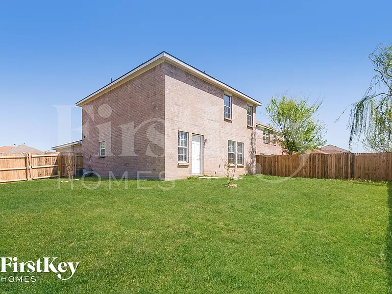 916 Simi Dr — Photo 15
