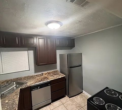 3rd image of 315 E Pipkin St