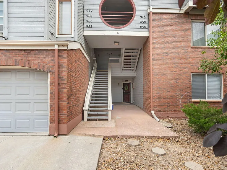 952 Acapulco Ct — Photo 2