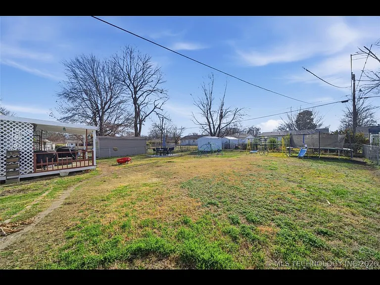 318 E Maple St — Photo 14