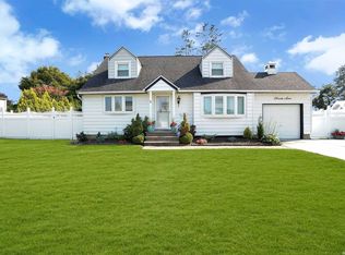 27 Alan Crest Dr, Hicksville, NY 11801