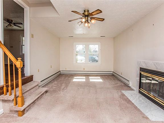 3rd image of 927 Pyes Cir