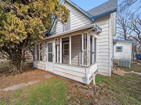 302 N Logan St, Belle Plaine, KS 67013