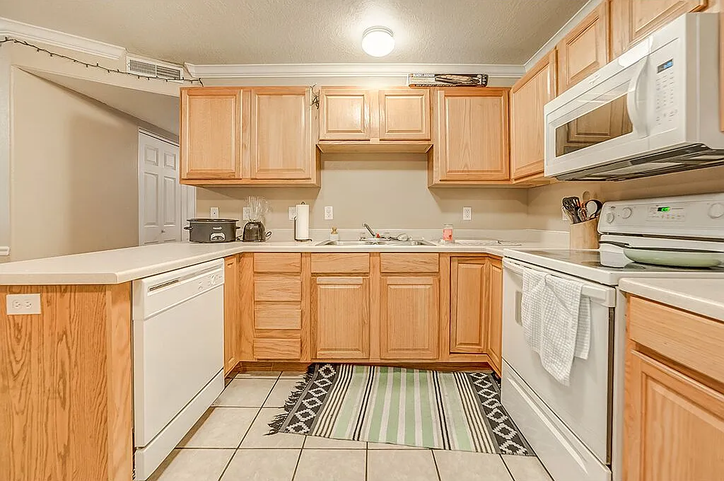 4 bed, 1056 sqft, $539 — Photo 2