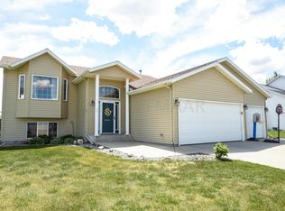 469 N Sedona Dr, West Fargo, ND 58078