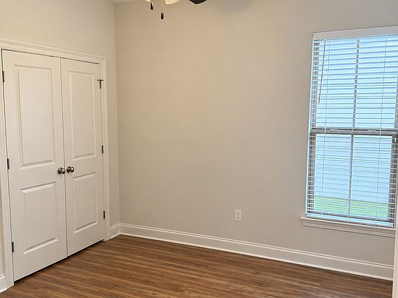 4th image of 404 Twin Meadow Ln