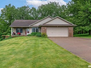 1866 Stagecoach Ln, Muscatine, IA 52761
