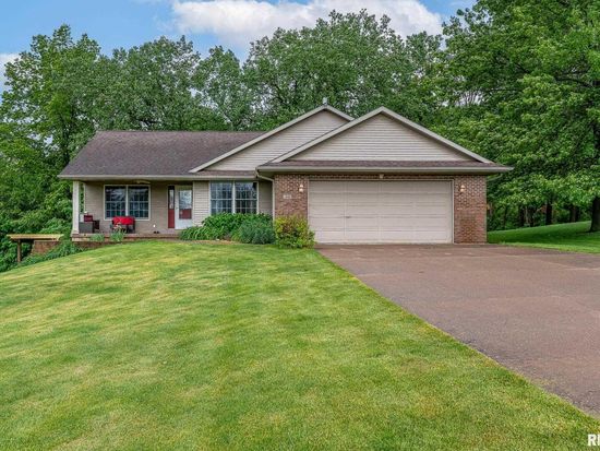 1866 Stagecoach Ln, Muscatine, IA 52761