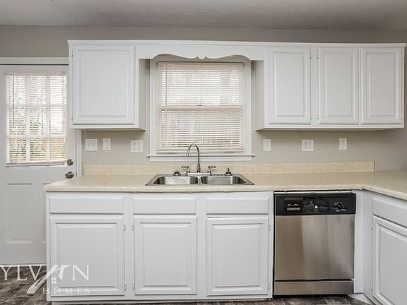 4th image of 8 Arrowwood Dr