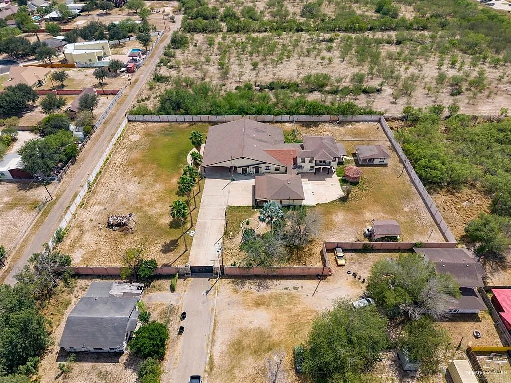 7 bed, 7.0 bath, 8298 sqft, $6,000 — Photo 3