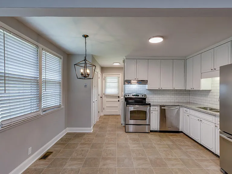 1109 Maplehurst Ln — Photo 7
