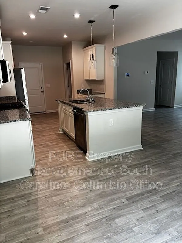 4 bed, 2.5 bath, 2246 sqft, $1,975 — Photo 3