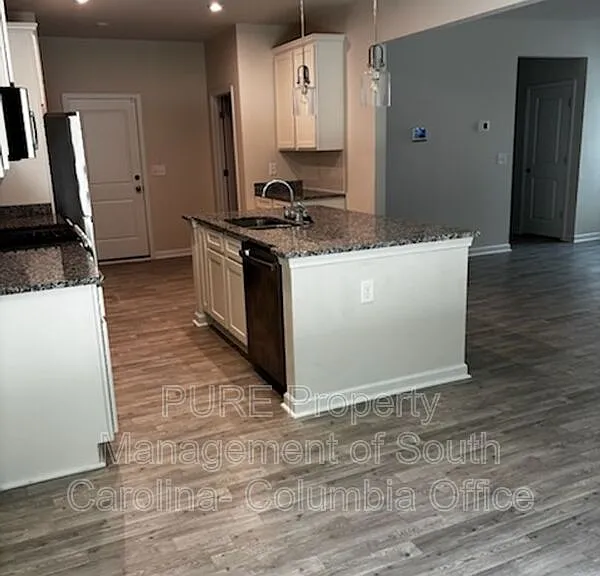 1155 Crescent Moon Loop — Photo 3