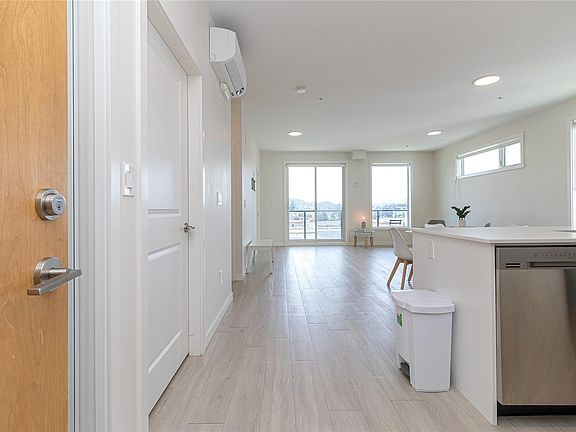 2nd image of 842 Orono Ave #507