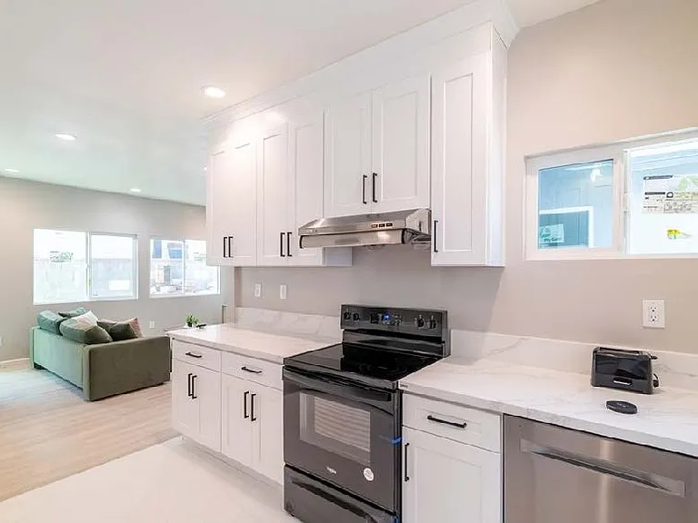 2449 S Graydon Ave — Photo 9