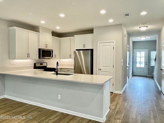 4th image of 127 Pinebury Ln