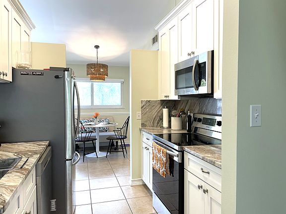 4th image of 410 Beach Park Ln