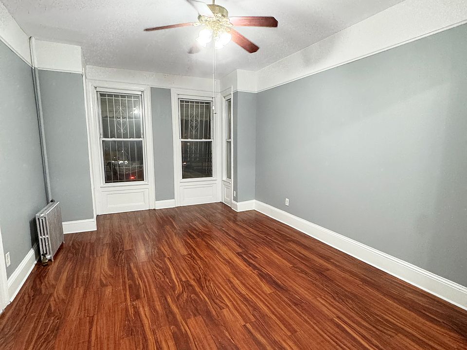 LIVING ROOM (UN-STAGED)