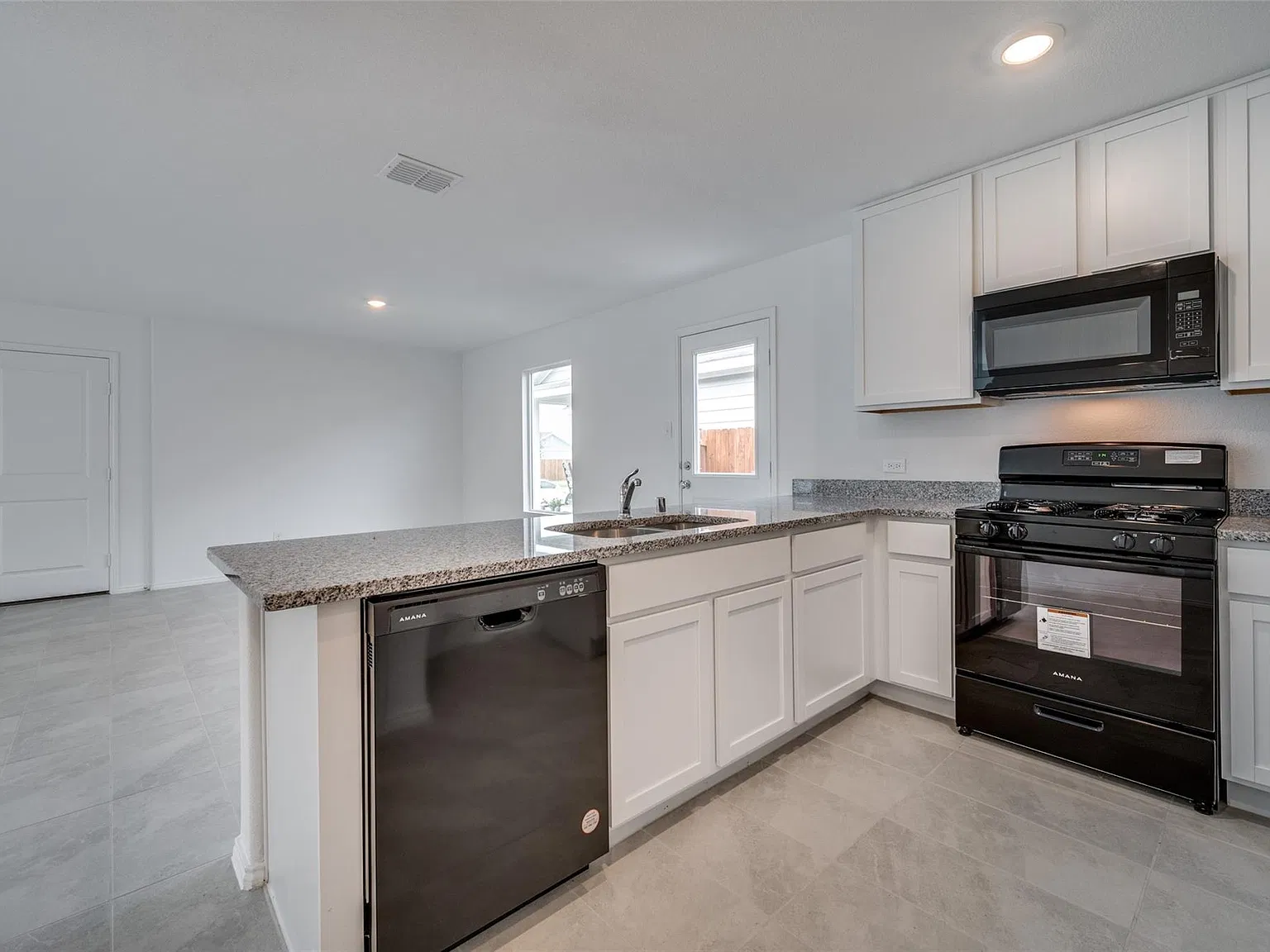 3 bed, 1449 sqft, $1,975 — Photo 3