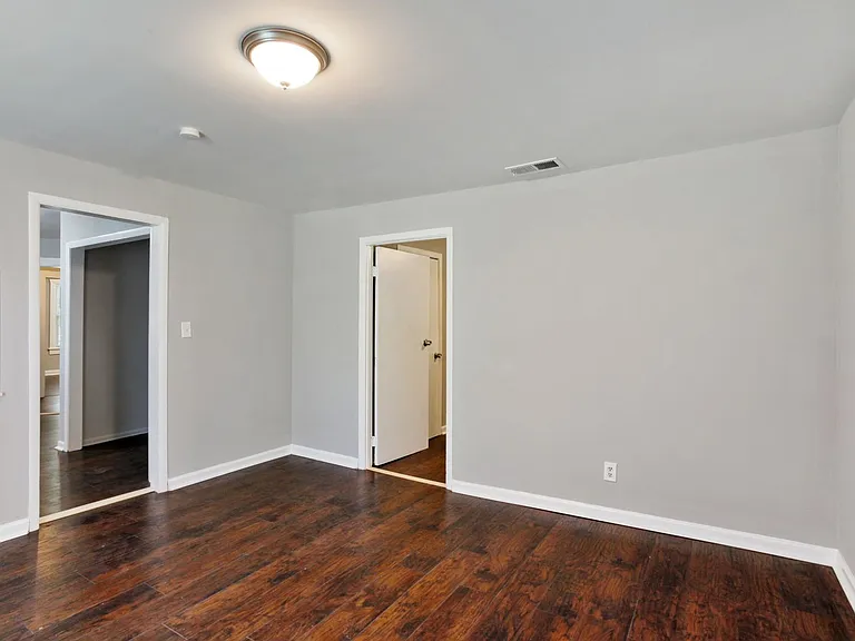 1405 E 32nd St — Photo 9