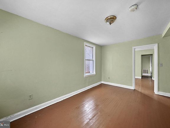 4th image of 1942 Capitol Ave NE