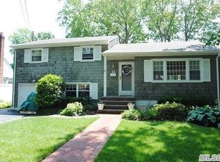 22 Iroquois St E, Massapequa, NY 11758
