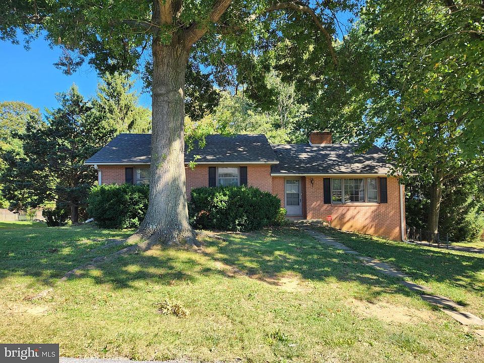 1st image of 809 Honeysuckle Dr