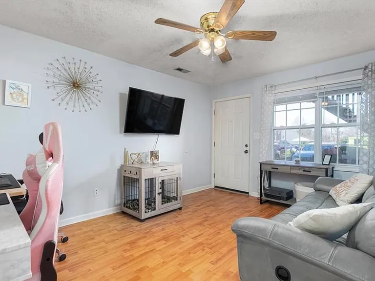 1112 Trinity St #202 — Photo 3
