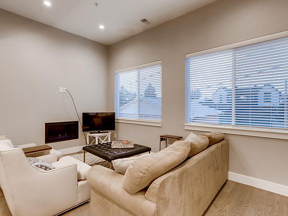 Living Room w/Gas Fireplace